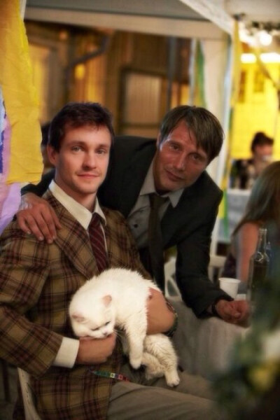 #Hugh Dancy##Mads Mikkelsen#老汉与茶杯 最近的旅途良伴