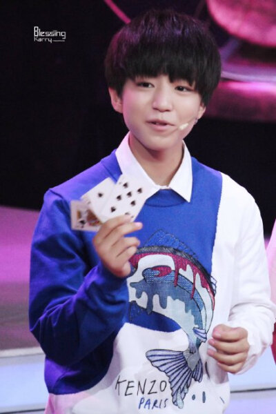 @TFBOYS-王俊凯 是一个会魔法的乖小孩。LOFTER: http://t.cn/RZwpDIw 也希望大家能帮这个小孩在最后一个小时里守住NO.1 【|幸运符号 官方版-TFBOYS 高清MV-音悦台】