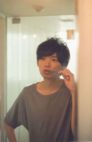 古川雄辉，1987年出生于东京，7岁时和家人搬到加拿大多伦多，16岁前往美国入读庆应义塾纽约学院，19岁回到日本考入庆应义塾大学理工学部。2013年主演电视剧《一吻定情》，2014年9月，参演电视剧《一吻定情2》。百度贴吧古川雄辉吧