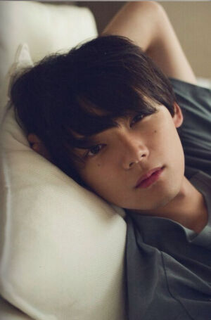 古川雄辉，1987年出生于东京，7岁时和家人搬到加拿大多伦多，16岁前往美国入读庆应义塾纽约学院，19岁回到日本考入庆应义塾大学理工学部。2013年主演电视剧《一吻定情》，2014年9月，参演电视剧《一吻定情2》。百度贴吧古川雄辉吧