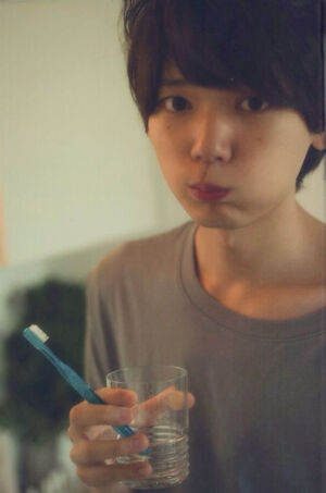 古川雄辉，1987年出生于东京，7岁时和家人搬到加拿大多伦多，16岁前往美国入读庆应义塾纽约学院，19岁回到日本考入庆应义塾大学理工学部。2013年主演电视剧《一吻定情》，2014年9月，参演电视剧《一吻定情2》。百度贴吧古川雄辉吧