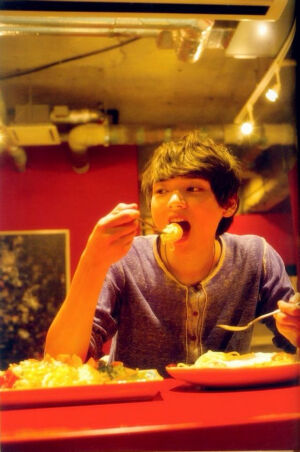 古川雄辉，1987年出生于东京，7岁时和家人搬到加拿大多伦多，16岁前往美国入读庆应义塾纽约学院，19岁回到日本考入庆应义塾大学理工学部。2013年主演电视剧《一吻定情》，2014年9月，参演电视剧《一吻定情2》。百度贴吧古川雄辉吧