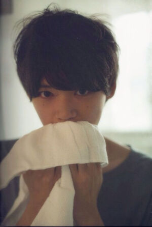 古川雄辉，1987年出生于东京，7岁时和家人搬到加拿大多伦多，16岁前往美国入读庆应义塾纽约学院，19岁回到日本考入庆应义塾大学理工学部。2013年主演电视剧《一吻定情》，2014年9月，参演电视剧《一吻定情2》。百度贴吧古川雄辉吧