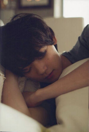 古川雄辉，1987年出生于东京，7岁时和家人搬到加拿大多伦多，16岁前往美国入读庆应义塾纽约学院，19岁回到日本考入庆应义塾大学理工学部。2013年主演电视剧《一吻定情》，2014年9月，参演电视剧《一吻定情2》。百度贴吧古川雄辉吧