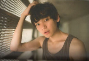 古川雄辉，1987年出生于东京，7岁时和家人搬到加拿大多伦多，16岁前往美国入读庆应义塾纽约学院，19岁回到日本考入庆应义塾大学理工学部。2013年主演电视剧《一吻定情》，2014年9月，参演电视剧《一吻定情2》。百度贴吧古川雄辉吧