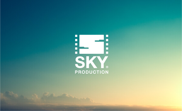 The Sky Production的LOGO是个很棒的字体LOGO案例，将图形融入字母。字母“S”的造型来源于云彩的形状，而两侧的边框看起来像胶片的边缘。这个绝佳案例提升了字体LOGO所能达到的境界。