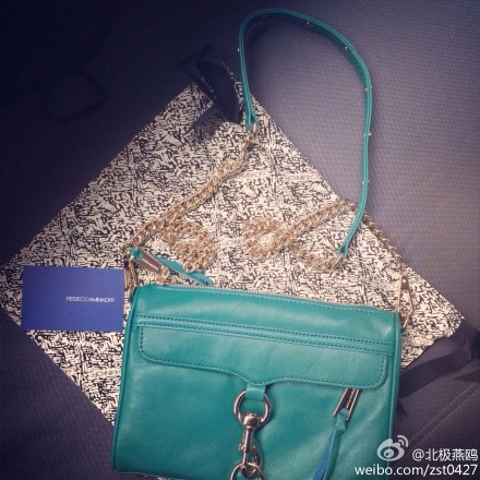 森林绿的rebecca minkoff，颜色好清新活泼，冬天背惯了大包背小包简直毫无存在感。11天无税，好爱@shopbop //#SHOPBOP晒单#Rebecca Minkoff的MAC包包绝对是必备款～shopbop有多种颜色可以挑选哦：http://t.cn/8F6kvLy