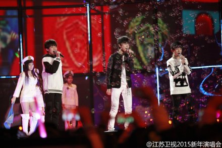 TFBOYS小鲜肉新年送祝福啦~@TFBOYS-王俊凯 ：“祝愿大家成为学霸”@TFBOYS-王源 ：“祝大家身体健康，快快乐乐”@TFBOYS-易烊千玺 ：“祝大家做什么都顺利”今夜19:30#江苏新年演唱会#相约TFBOYS，幸福过新年哦！我们一起祝福易烊千玺2015中考顺利！转发本条微博就有机会赢取Macbook！