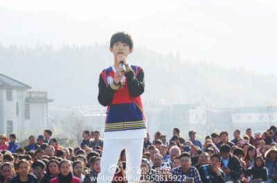 哈哈2015年第一天看到tfboys，在龙岩古田心连心演出，姐姐刚刚喊了一句易烊千玺你听到了没呀