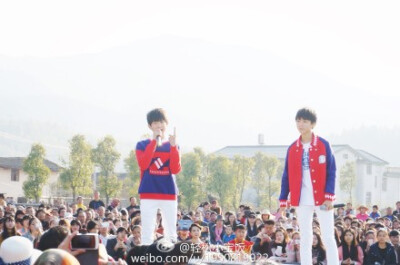 哈哈2015年第一天看到tfboys，在龙岩古田心连心演出，姐姐刚刚喊了一句易烊千玺你听到了没呀