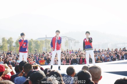 哈哈2015年第一天看到tfboys，在龙岩古田心连心演出，姐姐刚刚喊了一句易烊千玺你听到了没呀