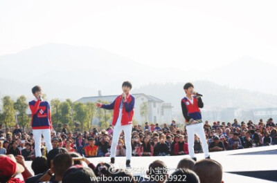 哈哈2015年第一天看到tfboys，在龙岩古田心连心演出，姐姐刚刚喊了一句易烊千玺你听到了没呀