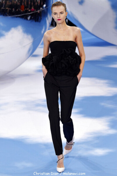 Christina Dior 斯汀·迪奥 的时尚T台毛线裙秀