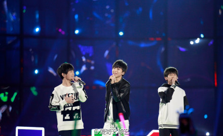 【视频 ：#江苏新年演唱会# TFBOYS组合《梦想起航》】|TFBOYS 《梦想起航》 @TFBOYS组合 @TFBOYS-王俊凯 @TFBOYS-王源 @TFBOYS-易烊千玺 ，和三小只一起，带着梦想我们一起起航吧！ #江苏新年演唱会#@爱奇艺综艺 正在微直播！专区地址&amp;gt;&amp;gt;&amp;gt;http://t.cn/RZ4RrF2