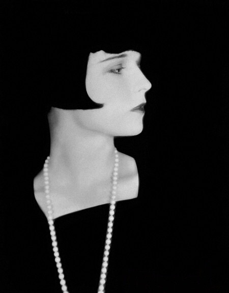 露易丝·布鲁克斯（Louise Brooks ）1906年11月4日-1985年8月8日，美国女影星，以在20世纪20年代的默片中轻松自如的扮演放荡堕落角色而闻名，她是默片时期最妖艳最有灵气的女孩。