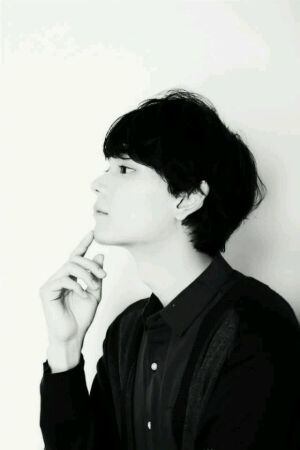 古川雄辉，留学加拿大，讲一口流利的英语和日语。后因拍《一吻定情》迅速走红，成为新一代男神！~百度贴吧古川雄辉吧