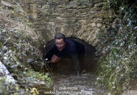 12月29日，英国首相卡梅伦参加一项名为“小河大赛跑”(Great Brook Run)的越野慈善赛跑，支持慈善事业。每名参赛者都需缴纳5英镑(约合人民币50元)的报名费，收入将捐给慈善机构。。。话说，好想问一句，那个桥洞下面真的不臭吗？