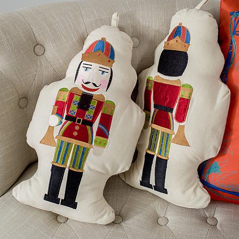 人形胡桃夹子士兵可爱卡通棉麻抱枕出口北欧宜家创意双面靠枕公仔