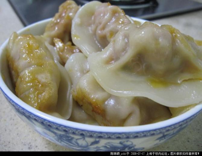 电饭锅内锅里倒入一点油，抹匀锅底。均匀铺放一层速冻饺子，倒入清水没过饺子的一半，盖上锅盖，按下煮饭开关，就等开关自动跳起叭。