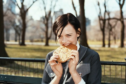 Girls . Photographer: Shawn Dogimont . 除了是摄影师之外，Shawn Dogimont还是Hobo magazine的编辑、创办人、艺术总监，最后，偶尔也是一位兽医来的。