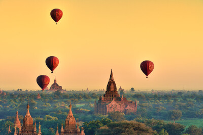 A Golden Charm Called Burma / classe touriste