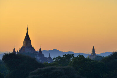 A Golden Charm Called Burma / classe touriste