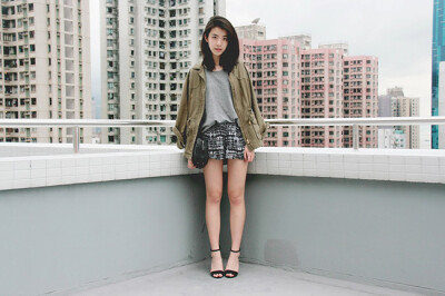 【Zoe Suen】外套来自妈妈（哈哈哈）,背心来自nastygal, 短裤来自reetail frenzy, 高跟鞋来自beginning boutique