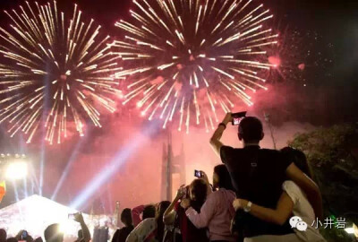 菲律宾马尼拉，庆祝2015新年人群。