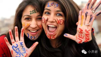 印度帕蒂亚拉，两名女孩迎接新年。