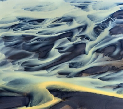 大地脉络——冰岛上空航拍的火山地区河流，美到不真切。