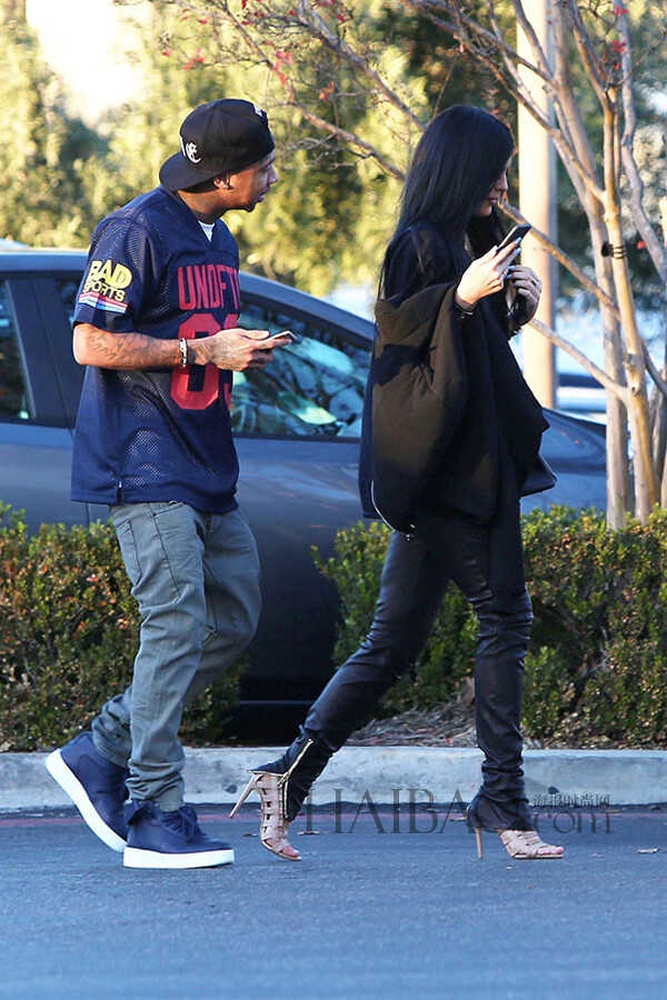当地时间1月3日,凯莉·詹娜 (kylie jenner) 与说唱歌手tyga在卡拉