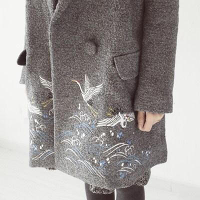 原创女装设计冬季西装领刺绣仙鹤灰色羊毛廓形一粒扣中长大衣