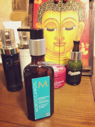 #硬广时间不喜勿入# 推荐个超级好用的发油MOROCCANOIL。洗完脑袋、半干不湿抹在发梢。滋润，不油，味道好。我在D总家买的，其他渠道自寻吧。