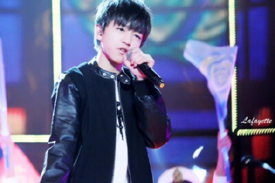 #TFBOYS##王俊凯# 江苏卫视跨年演唱会录制 20141231 高清1P 该怎么形容你的无双？百年陈酿的目光，还是天生自成的倜傥？左不过一句，舞台的王。