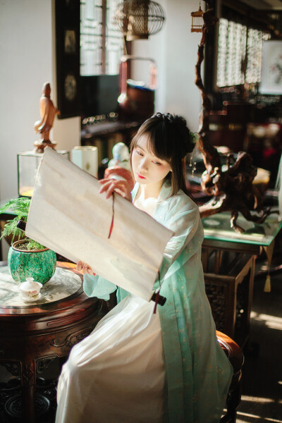 《月牙儿》青衣如玉翠，薄阳似月阑。出镜：@月川河 汉服摄影 by菠萝_LTSR