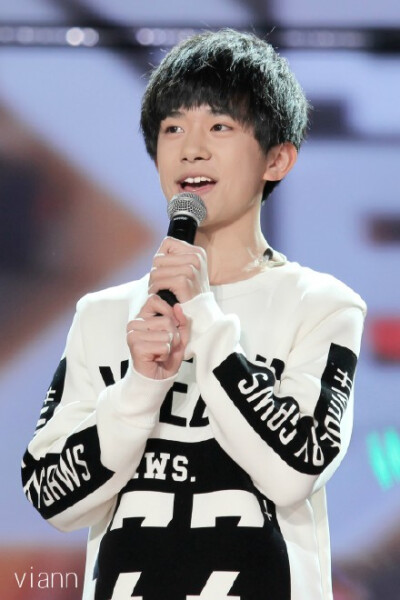 #TFBOYS易烊千玺#【141231 江苏跨年演唱会】最棒的你 修圖：@歌乐山的九妹妹 LO：http://t.cn/RzRpR6x