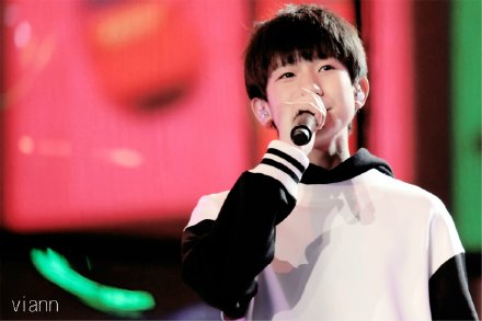 #TFBOYS王源#【141231 江苏跨年演唱会】比糖果更甜的你 修圖：@歌乐山的九妹妹 LO：http://t.cn/RzRpR6x