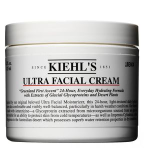 Kiehl's Ultra Facial Cream契尔氏高效保湿霜 在不知不觉中开始往干皮走，大白所言油到不行的东西，拯救了在上海脸疼的要死的我。适合冬天用，估计搁夏天我也扔一边去，看着就相当厚重