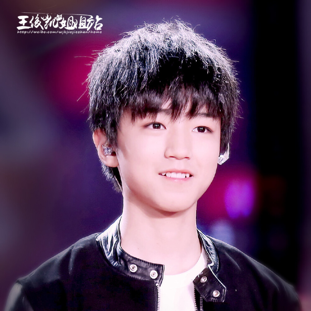 【@TFBOYS-王俊凯 姐姐站】 20141231 江苏跨年还记得当天吉他的和弦，还明白每段旋律的伏线，当天街角流过你声线，沿路旅程如歌褪变