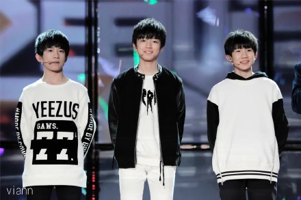 #TFBOYS# #TFBOYS三人同行#【141231 江蘇跨年演唱會】嗨 小伙子們！(這文案不會好了... 修圖：@歌乐山的九妹妹 LO：http://t.cn/RzRpR6x