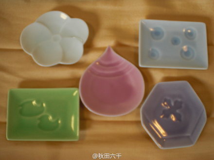 「豆皿」，直径6cm~10cm，放小块的和果子或者盛放酱料的小碟子。种类繁多，搜了几张觉得都好好看啊！