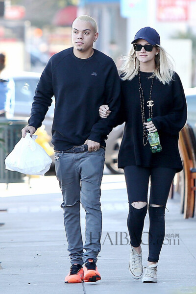 阿什莉·辛普森图片,明星街拍图片,情侣街拍图片,欧美明星街拍图片