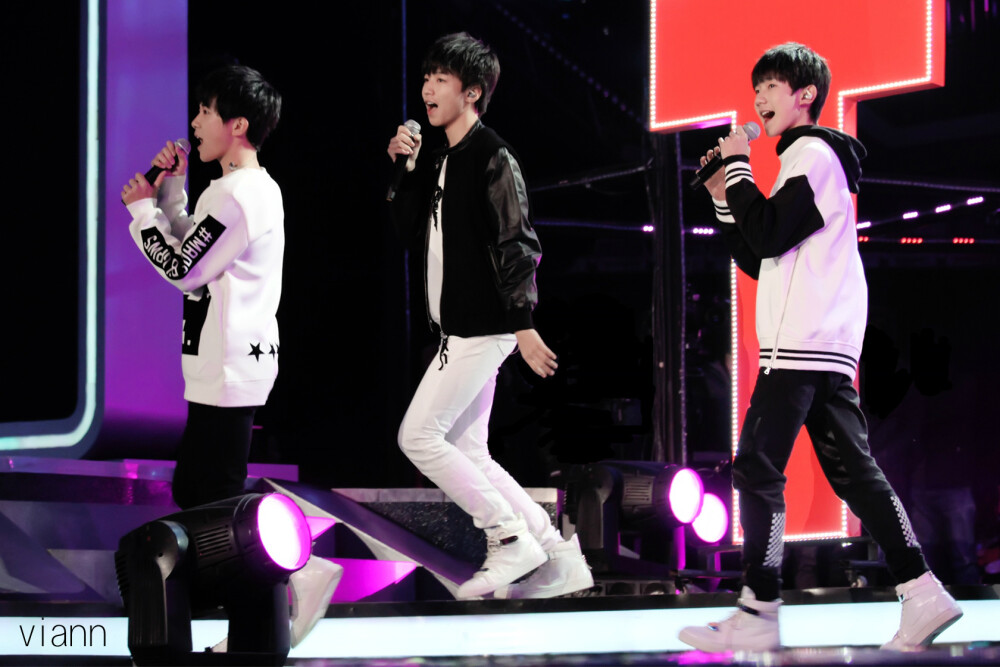 TFBOYS2015江苏卫视演唱会