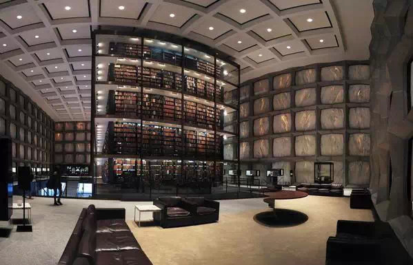 美国，康州，New Haven，Beinecke Rare Book Library Beineck Rare Book &amp;amp; Manuscript Library是耶鲁大学图书馆中的文学档案室，也是世界上最大的一座用于保存稀有书籍和文件的建筑，以大型展示建筑的形式建于耶鲁大学图书馆中心。图书馆由Vermont 大理石、花岗岩、青铜和能够过滤光线不损害展示书籍的玻璃“窗户”组成。