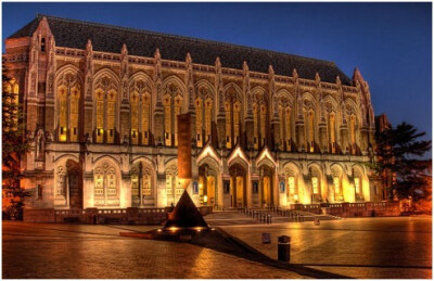 University of Washington 华盛顿大学的图书馆 华盛顿大学建于1861，位于华盛顿湖和波蒂奇湾及联合湾之间，占地超过700英亩。