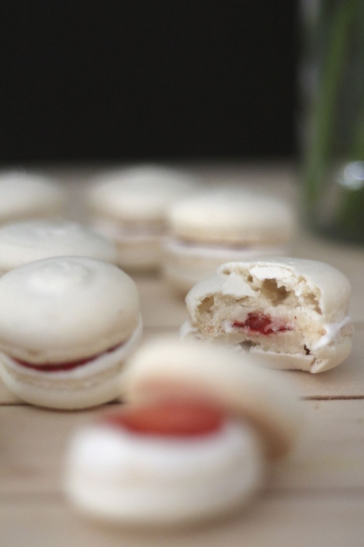 vanilla cake with macarons3