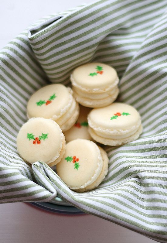 christmas macaroons | larecetadelafelicidad.com. Note: Edible markers used for design. {Holiday Baking}