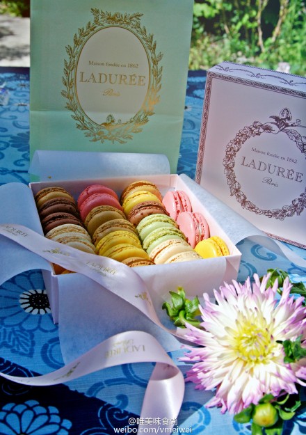 #唯美味食尚#马上又要元旦了，亲会不会去串门儿啊？如果串门儿，空手是不行的，礼物总要带些，包装当然也要好看些。不知亲是喜欢豪华包呢，还是喜欢清新风，是让商家包，还是DIY？想不想，用个风吕敷？