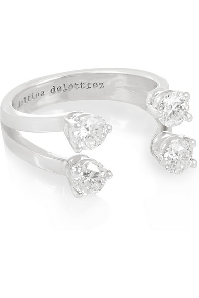 珠宝设计师 Delfina Delettrez 说在决定自己的设计中要使用哪种宝石时，喜欢 “扮演炼金术士的角色”。这款 18K 白金指节戒指以手工精制而成，镶嵌有四颗晶莹的钻石。建议将它与类似款式层叠佩戴。