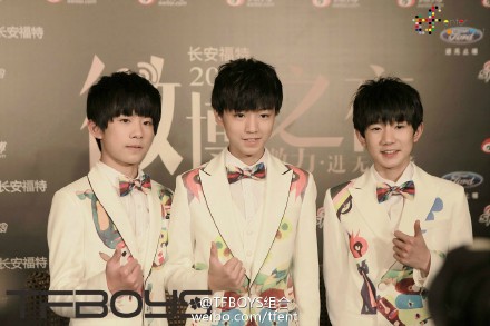 昨晚微博之夜中，#TFBOYS#三人身着以自闭症儿童绘画设计的正装亮相红毯，希望能以这种方式号召大家关注身边需要关爱的群体。当晚获得的年度公益贡献奖，也是对TFBOYS过去一年参与各种公益的最好肯定。在2015年，TFBOYS愿继续以身作则，参与更多公益事业，也希望能够影响更多人投身到公益活动中来。